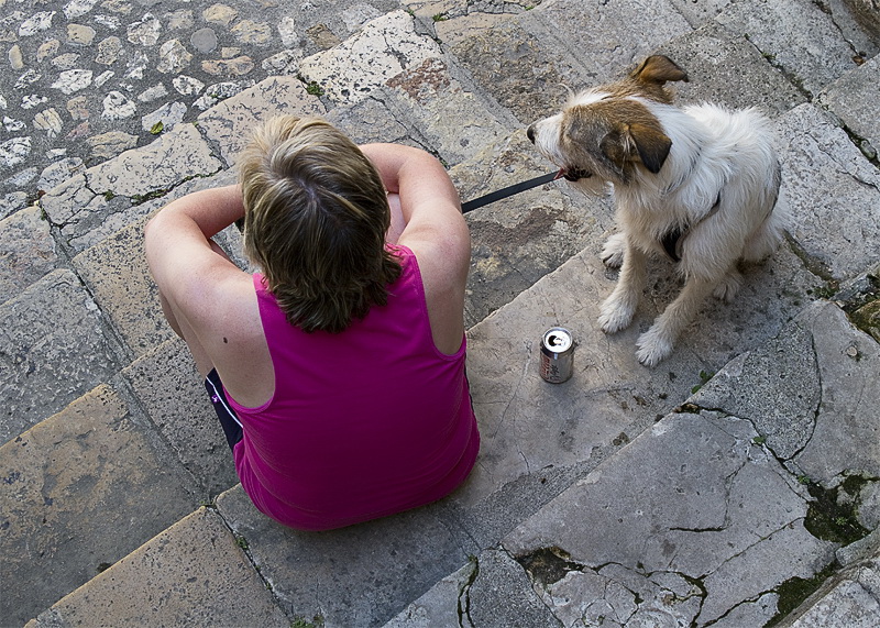 Provence 2014 +20140612_0636 als Smart-Objekt-1 Kopie.jpg - Trinkpause auf der Treppe zur Kirche